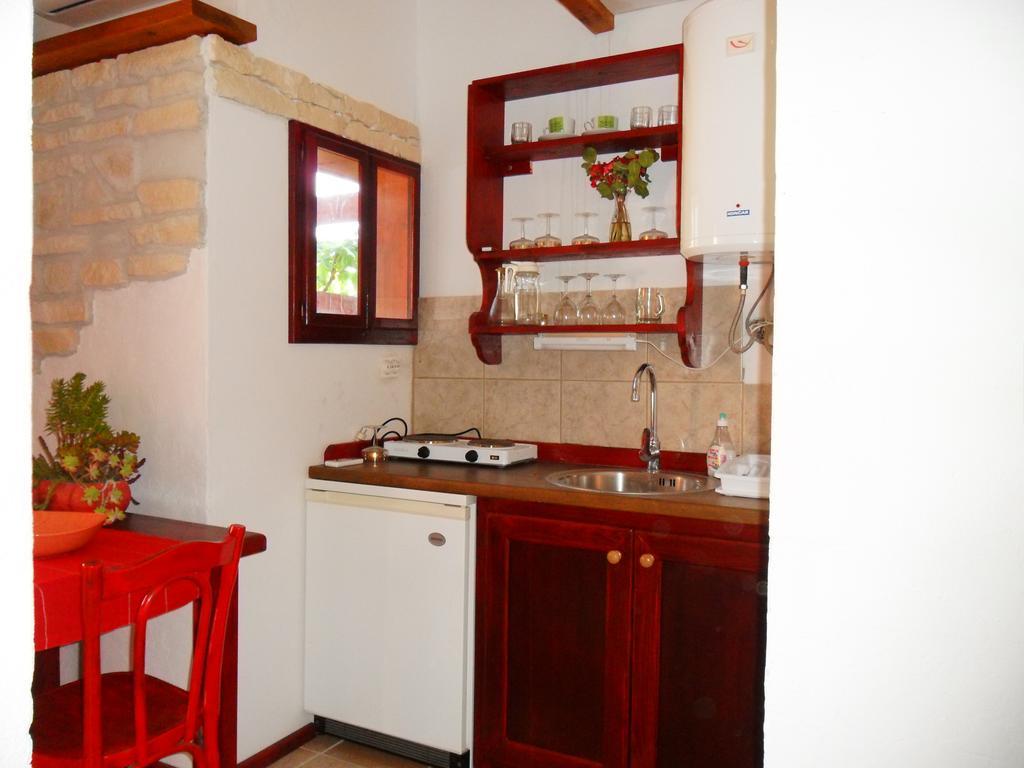 Apartments Picasso Komiža Habitación foto