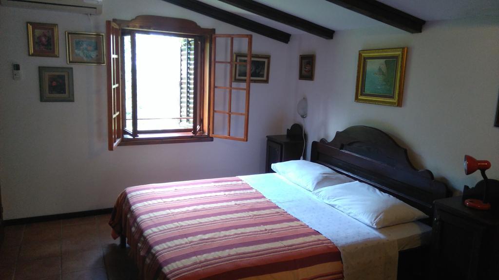 Apartments Picasso Komiža Habitación foto
